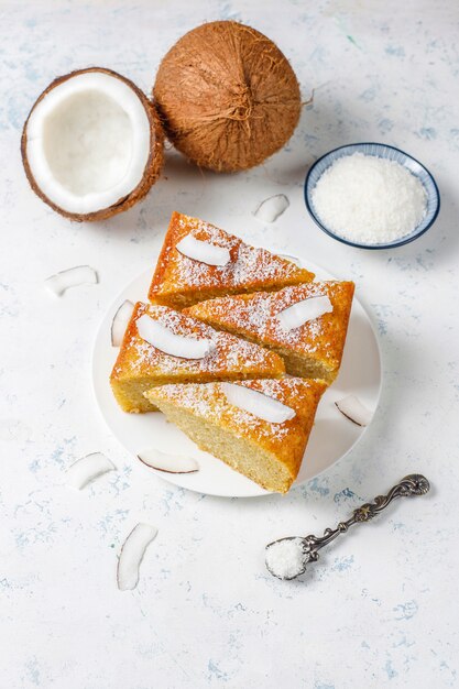 Hausgemachter köstlicher Kokosnusskuchen mit halber Kokosnuss