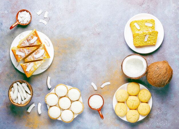 Hausgemachter köstlicher Kokosnusskuchen mit halber Kokosnuss