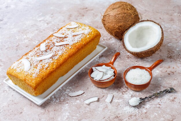 Hausgemachter köstlicher Kokosnusskuchen mit halber Kokosnuss