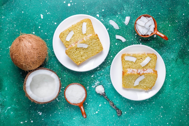 Hausgemachter köstlicher Kokosnusskuchen mit halber Kokosnuss