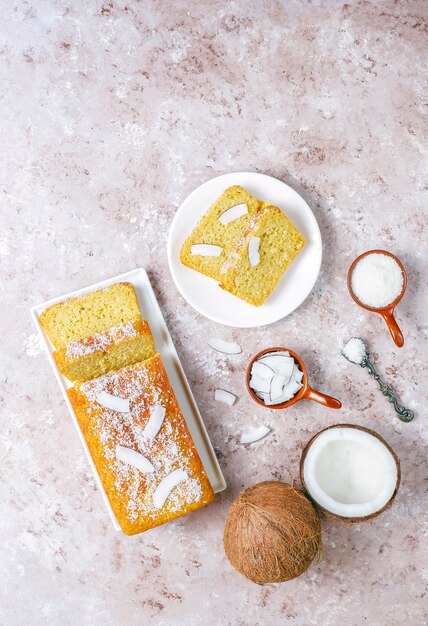 Hausgemachter köstlicher Kokosnusskuchen mit halber Kokosnuss