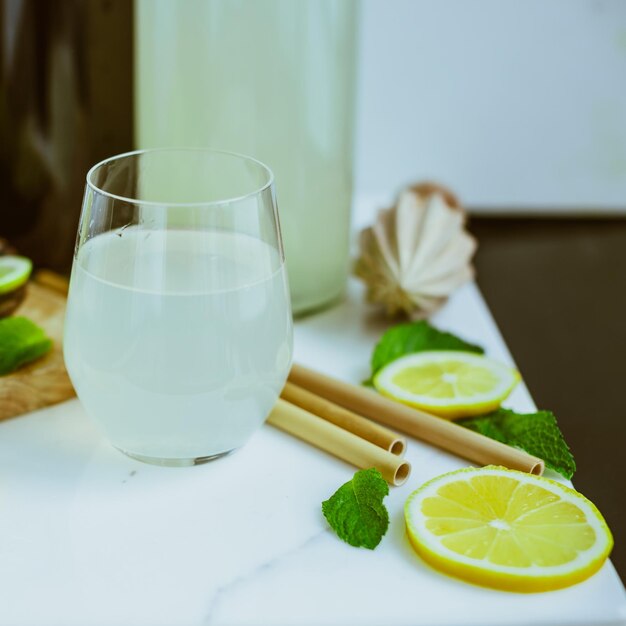 Hausgemachter Kombucha mit Limette und Zitrone in der Flasche