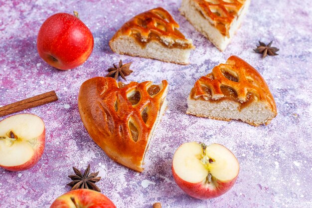 Hausgemachter leckerer Apfelkuchen mit Marmelade.