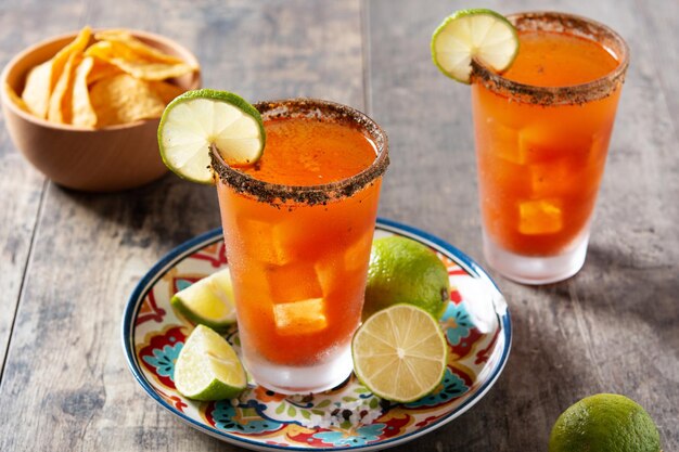 Hausgemachter Michelada-Cocktail mit Bier-Limettensaft, scharfer Soße, Salzrand und Tomatensaft