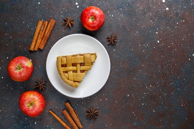 Hausgemachter Mini-Apfelkuchen mit Zimt.