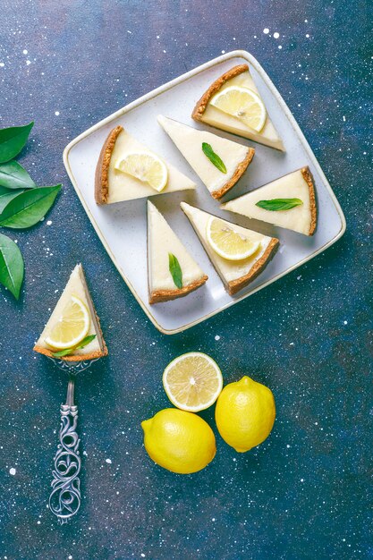 Hausgemachter New Yorker Käsekuchen mit Zitrone und Minze, gesundes Bio-Dessert, Draufsicht