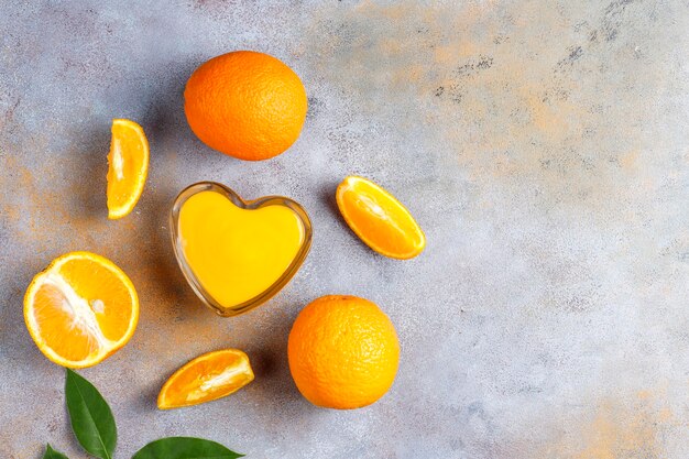 Kostenloses Foto hausgemachter orangenquark mit saftigen orangen.