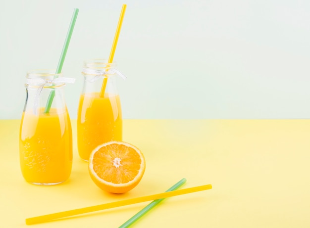 Kostenloses Foto hausgemachter orangensaft mit kopierraum