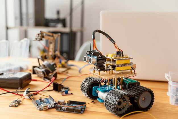 Hausgemachter Roboter auf dem Schreibtisch