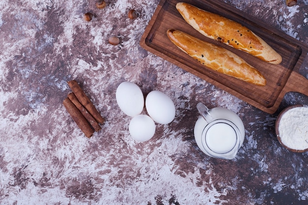 Hausgemachtes baguette mit zutaten auf dem marmor