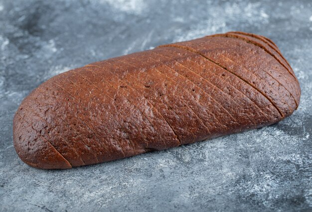 Hausgemachtes Bio-Pumpernickel-Roggenbrot in Scheiben geschnitten. Hochwertiges Foto