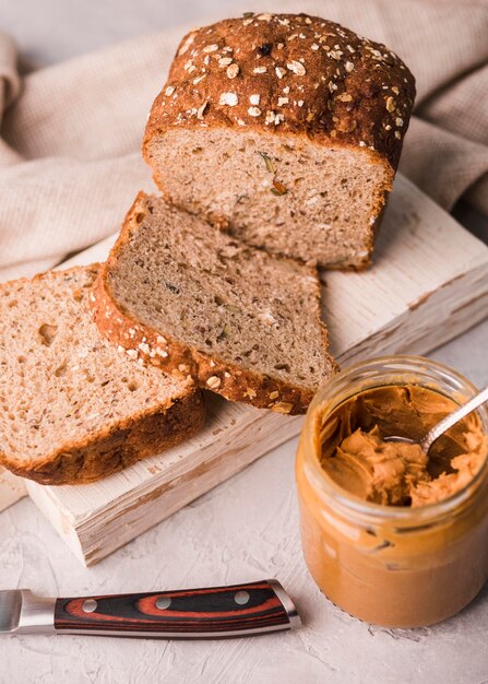 Hausgemachtes Brot der Nahaufnahme mit Erdnussbutter