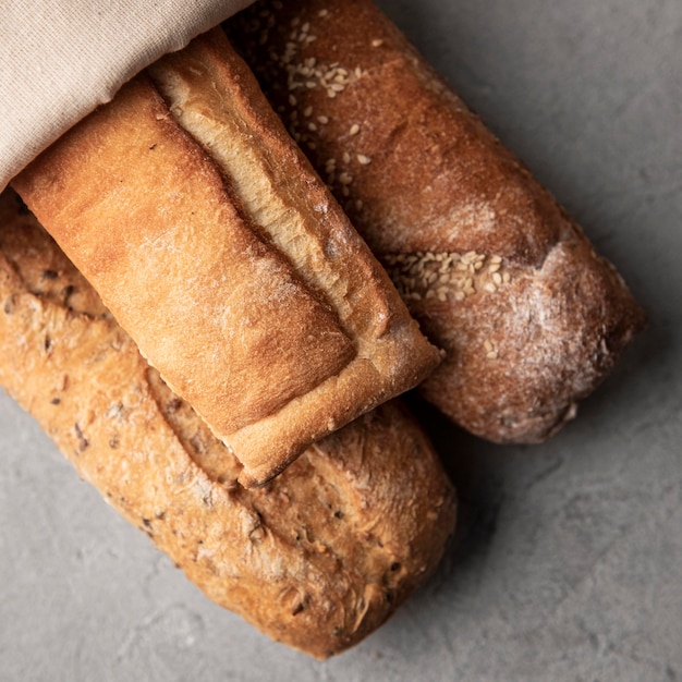 Hausgemachtes gebackenes Brot flach liegen