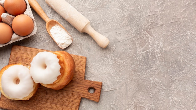 Kostenloses Foto hausgemachtes gebäck mit zuckerguss-draufsicht