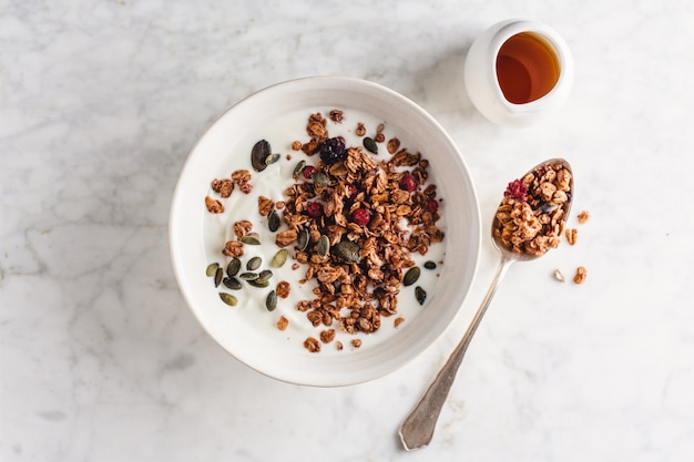 Hausgemachtes Müsli mit Beeren