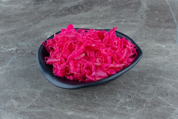 Kostenloses Foto hausgemachtes rosa sauerkraut in schwarzer schüssel