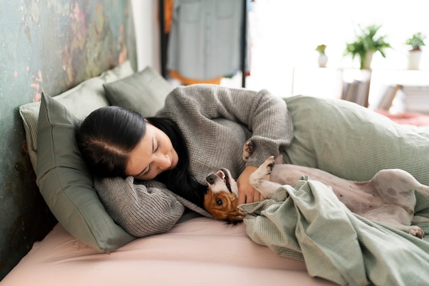 Kostenloses Foto haustierlebensstil zusammen mit dem besitzer