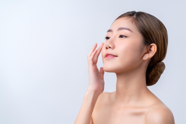 Hautpflege- und Make-up-Konzept Schöne asiatische Frau mit gesunder Gesichtshaut Nahaufnahme Porträt Studioaufnahme