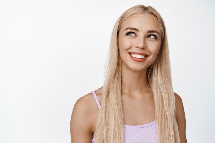 Kostenlose Foto hautpflege und schönheit. nahaufnahme einer schönen jungen frau mit natürlichem make-up und weißem lächeln auf weiß