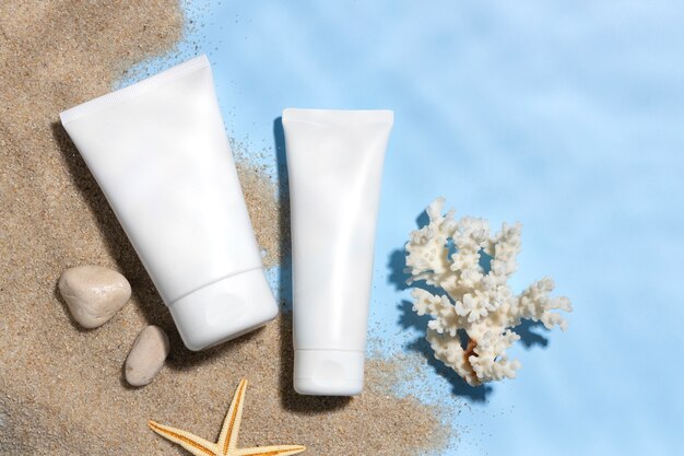 Hautpflegeprodukt von oben am Strand
