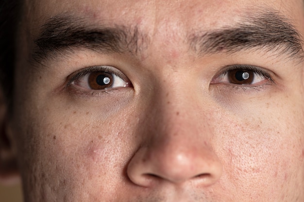 Hautporen während der Gesichtspflege hautnah