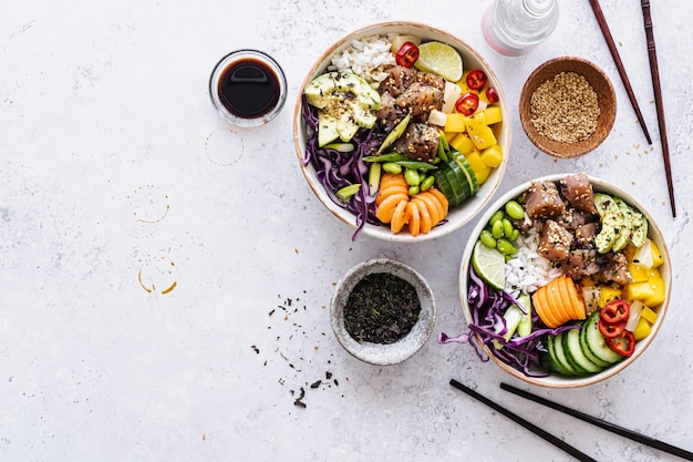 Hawaiianische Thunfisch-Poke-Bowl-Fotografie mit flacher Lay-Fotografie