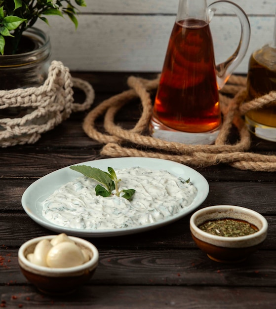 Kostenloses Foto haydari-salat auf dem tisch