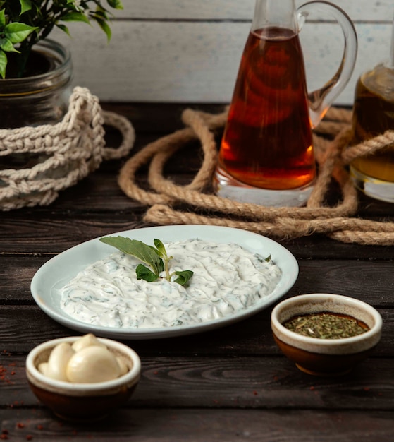 Haydari-Salat auf dem Tisch