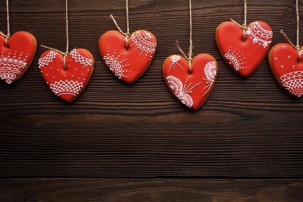 Heart-shaped Cookies von Seilen hängen