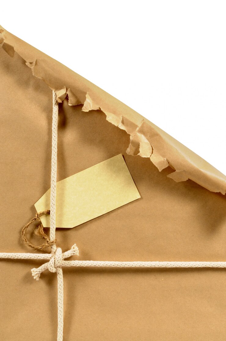 Kostenlose Foto heftiges braunes papier paket mit label