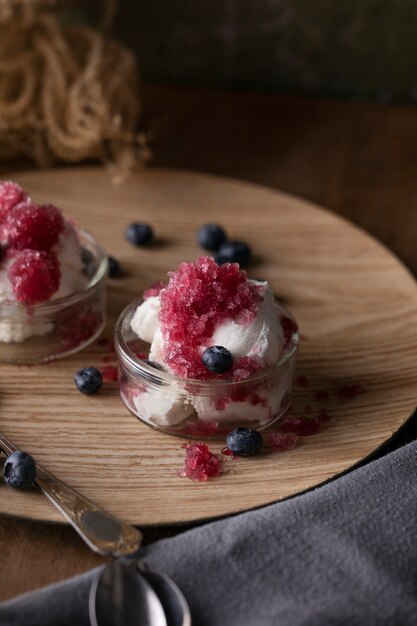 Heidelbeergranita serviert mit Eiscreme im hohen Winkel