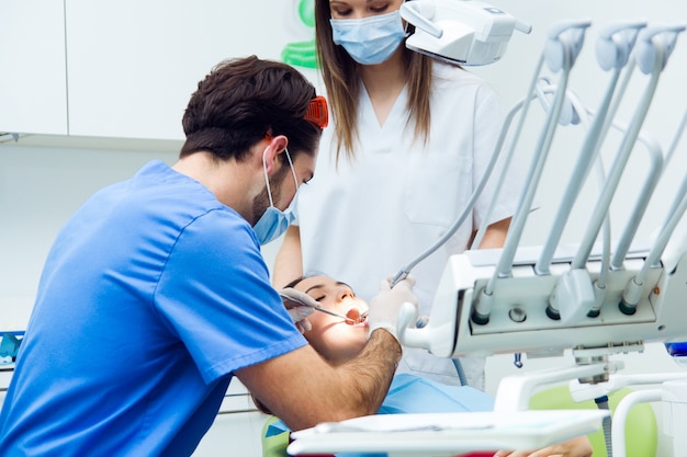 Kostenloses Foto heilen spezialist verfahren heilen patienten