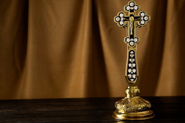 Heilige Kommunion mit goldenem Kreuz auf dem Tisch