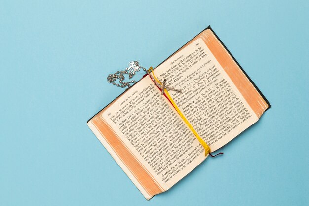 Heiliges Buch und Halskette mit Kreuz