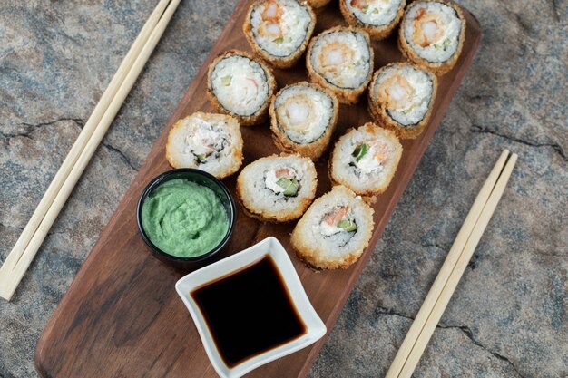 Heiß gebratene Sushi-Rollen mit Sojasauce und Wasabi.