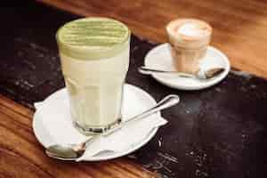 Kostenloses Foto heiße latte schale des grünen tees des matcha