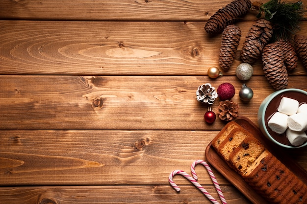 Heiße Schokolade der Draufsicht mit Kuchen