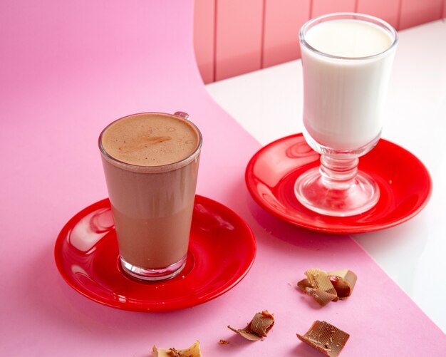 heiße Schokolade mit Dampfmilch und Schokolade auf dem Tisch