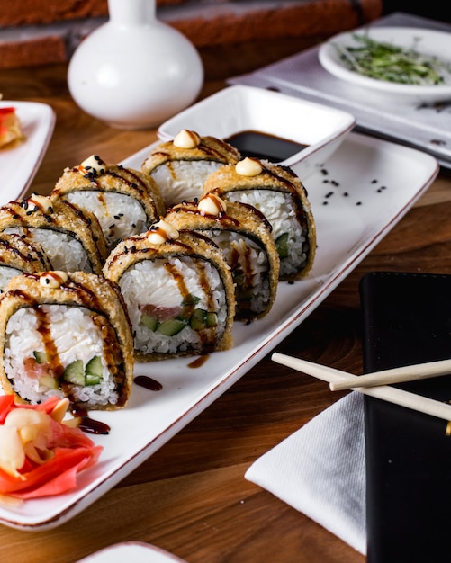 Heiße Sushi-Rollen mit Sojasauce, Ingwer und Wasabi 1
