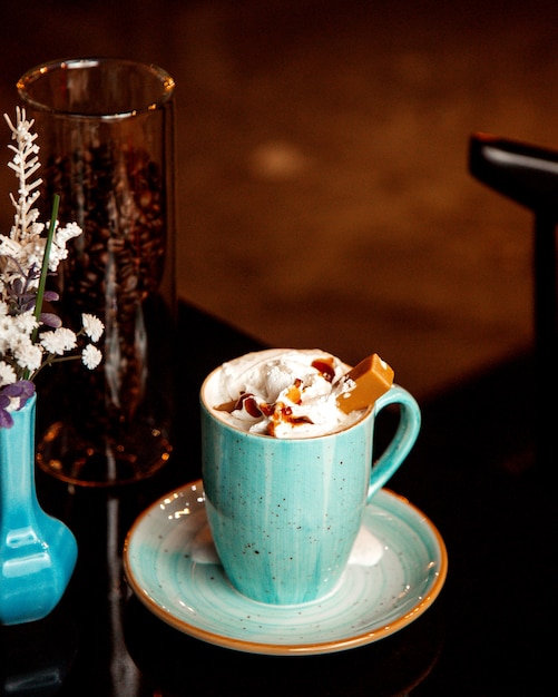 Heiße Tasse Karamellkaffee mit Sahne