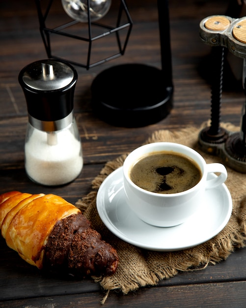 Kostenloses Foto heißer espresso mit croissant auf dem tisch