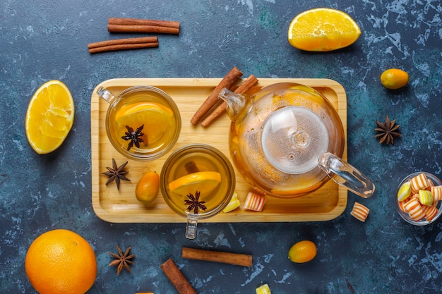 Heißer gesunder wärmender Wintertee mit Orange, Honig und Zimt.