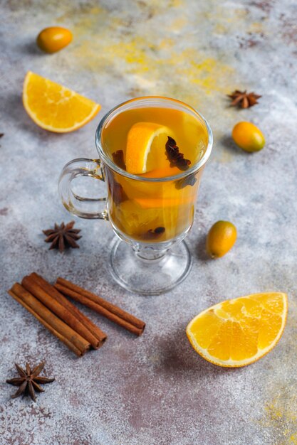 Heißer gesunder wärmender Wintertee mit Orange, Honig und Zimt.