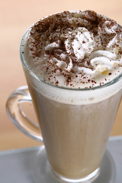 Kostenloses Foto heißer kaffee mit schlagsahne