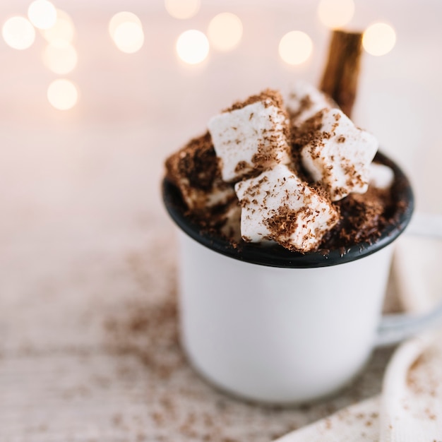 Heißer Kakao mit Marshmallows in der Schale