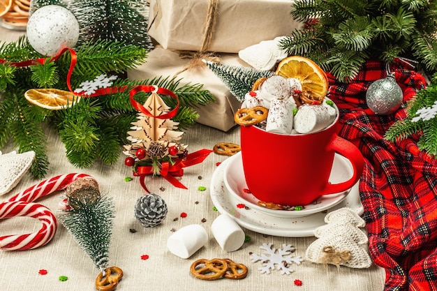 Heißer kakao oder schokolade mit marshmallows. traditionelles weihnachtsdekor, festliche anordnung des neuen jahres. das konzept von gemütlichkeit und guter laune, kopierraum