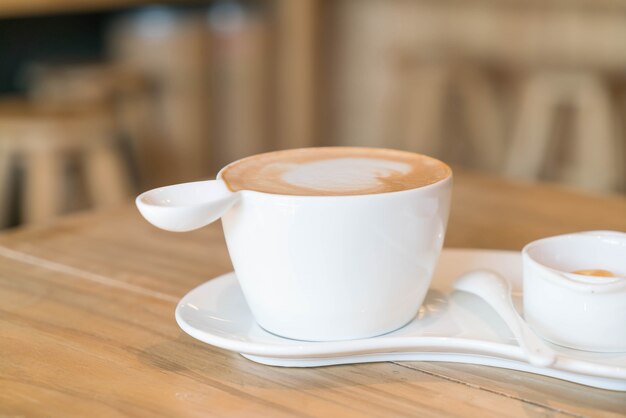 Heißer Latte Kaffee im Shop