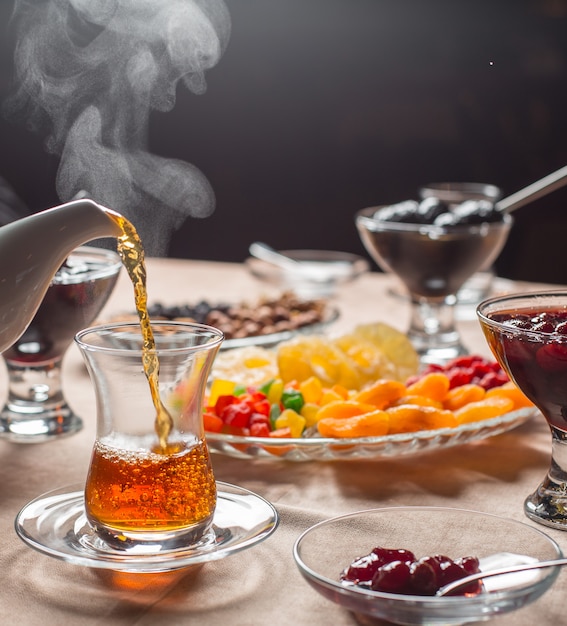 heißer tee in armudu glas gegossen in traditionell aserbaidschanischem tee-setup
