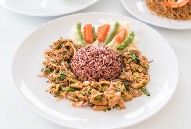 Heißer und würziger gegrillter Schweinefleisch Salat mit Beerenreis