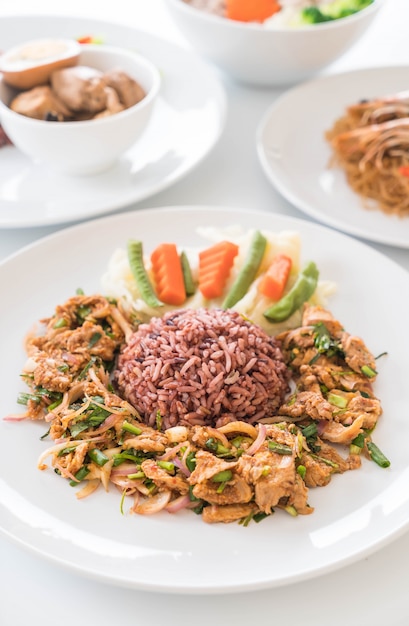 Heißer und würziger gegrillter Schweinefleisch Salat mit Beerenreis